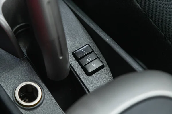 2021年6月29日 俄罗斯诺沃西别尔斯克 丰田奥里斯 汽车面板上座位加热按钮黑色特写 没有商标 — 图库照片