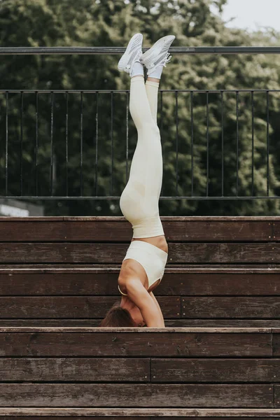 Vue Latérale Une Jeune Femme Sportive Leggings Serrés Haut Pratiquant — Photo