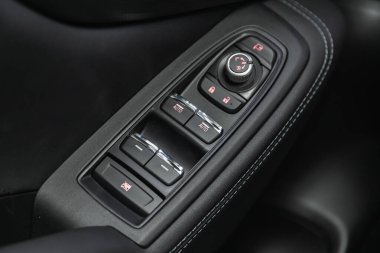 Novosibirsk, Rusya - 29 Haziran 2021: Subaru Forester, yeni bir ca 'nın kapı kontrol panelini kapatın