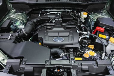Novosibirsk, Rusya - 29 Haziran 2021: Subaru Forester, araba motoru, yakın çekim. İçten yanmalı motor, araba parçaları, ayreylin