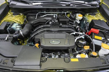 Novosibirsk, Rusya - 29 Haziran 2021: Subaru Impreza XV, Otomobil motoru yakın çekim. İçten yanmalı motor, araba parçaları, ayreylin