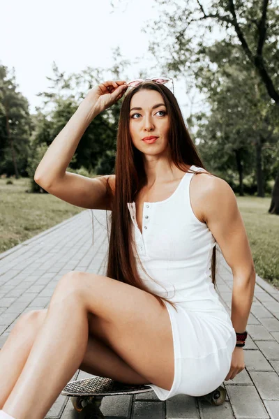 Sportieve Vrouw Korte Jurk Zonnebril Een Skateboard Buiten Een Mooie — Stockfoto