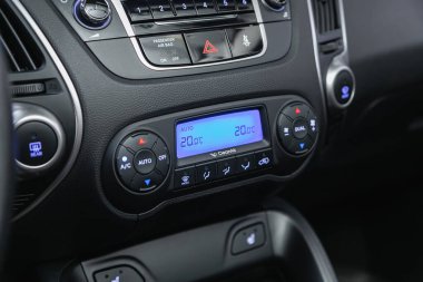 Novosibirsk, Rusya - 29 Haziran 2021: Hyundai ix35, Modern bir otomobilde koşullandırma ve hava akışı kontrolü