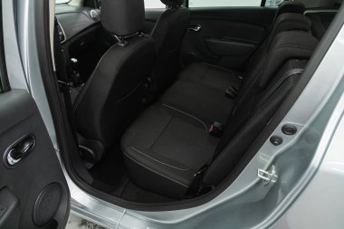 Novosibirsk, Rusya - 29 Haziran 2021: Renault Sandero, siyah tekstil yolcuları için arka koltuk, yolcu kompartımanlarına açık