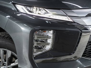 Novosibirsk, Rusya - 29 Haziran 2021: Mitsubishi Pajero Spor, ışıklı cam far