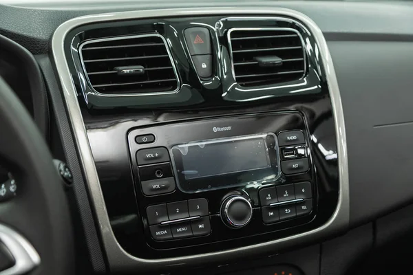 러시아 노보시비르스크 2021 Renault Sandero Close Black Panel Radio Player — 스톡 사진