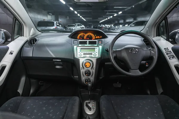 Novosibirsk Rusland Juni 2021 Toyota Vitz Stuurwiel Hefboom Multimediasysteem Bestuurdersstoelen — Stockfoto