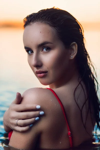 Portrait Beautiful Woman Wet Hair Sexy Red Bikini Backdrop Sea — Stock Photo, Image