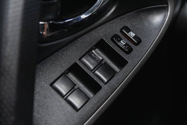 Novosibirsk, Rusya - 29 Haziran 2021: Toyota RAV-4, yan kapı düğmeleri: pencere ayarlama düğmeleri, kapı kilidi