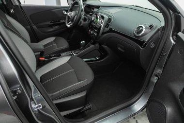 Novosibirsk, Rusya - 29 Haziran 2021: Renault Kapture, Araç içi - direksiyon, vites kolu ve gösterge paneli