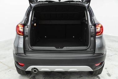 Novosibirsk, Rusya - 29 Haziran 2021: Renault Kapture, bir SUV arabasının bagajı açıldı