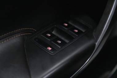 Novosibirsk, Rusya - 29 Haziran 2021: Opel İşareti, yan kapı düğmeleri: pencere ayarlama düğmeleri, kapı kilidi