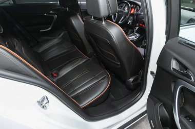 Novosibirsk, Rusya - 29 Haziran 2021: Opel Insignia, yeni araç içeride. Evrensel alanda siyah arka koltuklar . 