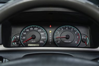 Novosibirsk, Rusya - 29 Haziran 2021: Toyota Filder, Araba Paneli, dijital parlak hız göstergesi, kilometre sayacı ve diğer araçlar
