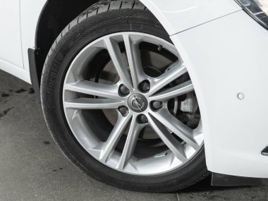 Novosibirsk, Rusya - 29 Haziran 2021: Opel Insignia, hafif alaşımlı tekerlekle arabanın ön tarafını kapatın.