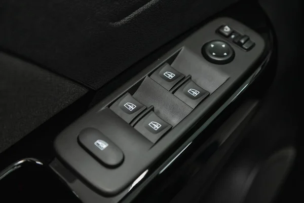 러시아의 노보시비르스크 2021 Renault Kapture Close Side Door Button Window — 스톡 사진