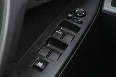 Novosibirsk, Rusya - 29 Haziran 2021: Mazda 3, pencere kontrol panelli iç kolluk, kapı kilidi düğmesi. 