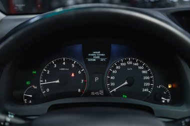 Novosibirsk, Rusya - 29 Haziran 2021: Lexus RX, siyah araba hız göstergesi. Torpido gözüne yakın çekim yapan bir araba.