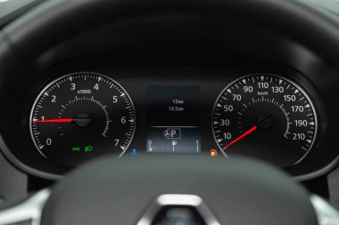 Novosibirsk, Rusya - 29 Haziran 2021: Renault Arkana, siyah araba hız göstergesi. Torpido gözüne yakın çekim yapan bir araba.