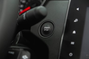 Novosibirsk, Rusya - 29 Haziran 2021: Renault Arkana, Araç gösterge paneli: siyah motorlu stop düğmesi, arabanın iç kısımları. Yumuşak odak