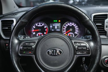 Novosibirsk, Rusya - 07 Temmuz 2021: Kia Sportage, gösterge paneli, çok fonksiyonlu direksiyon, Speedomet