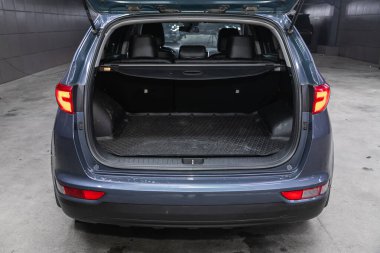 Novosibirsk, Rusya - 07 Temmuz 2021: Kia Sportage, bir SUV arabasının bagajı açık