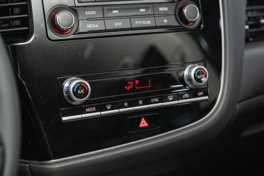 Novosibirsk, Rusya - 07 Temmuz 2021: Mitsubishi Outlander, klima düğmeleri ve modern otomobil kontrolleri ile klip kontrol paneli kapat.