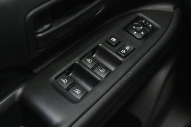 Novosibirsk, Rusya - 07 Temmuz 2021: Mitsubishi Outlander, modern otomobilin iç mimarisi. Yan kapı düğmeleri: pencere, ayna ayarlama düğmeleri, kapı kilidi. Araba içeride..