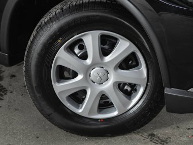 Novosibirsk, Rusya - 07 Temmuz 2021: Mitsubishi Outlander, hafif alaşımlı tekerlekle arabanın ön tarafını kapatın.