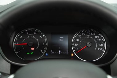Novosibirsk, Rusya - 07 Temmuz 2021: Renault Arkana, yuvarlak hız göstergesi, 208 bin kilometre menzili, takometre, far sembolü