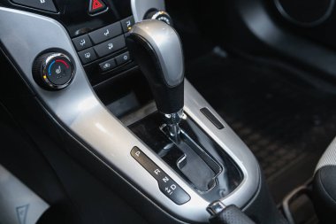 Novosibirsk, Rusya - 07 Temmuz 2021: Chevrolet Cruze, Araç Detaylandırma. Otomatik iletim kolu vardiyası