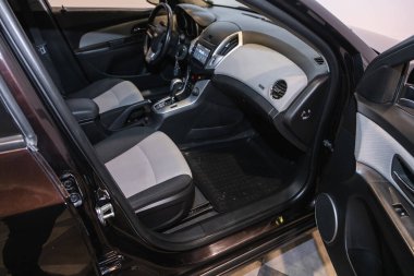 Novosibirsk, Rusya - 07 Temmuz 2021: Chevrolet Cruze, Araç İçi - direksiyon, vites kolu ve gösterge paneli, iklim kontrolü, hız göstergesi, ekran. Yeni bir stil mekanı.