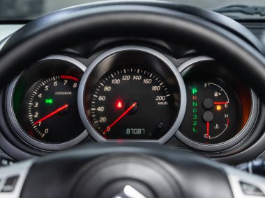 Novosibirsk, Rusya - 15 Temmuz 2021: Suzuki Grand Vitara, Araç paneli, dijital parlak hız göstergesi, kilometre sayacı ve diğer araçlar