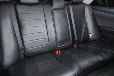 Novosibirsk, Rusya - 15 Temmuz 2021: Toyota Camry, Temiz Araç İçi. Siyah deri arka koltuklar.