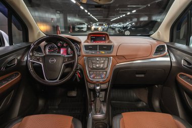 Novosibirsk, Rusya - 15 Temmuz 2021: Opel Mokka, direksiyon, vites kolu, multimedya sistemi, sürücü koltukları ve konsolu