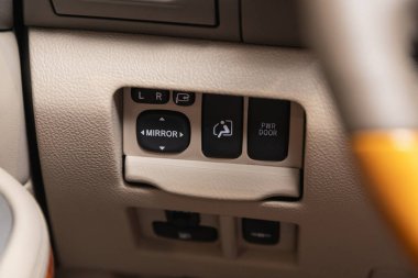 Novosibirsk, Rusya - 15 Temmuz 2021: Lexus RX, arabanın yan ayna kontrol panelini kapat