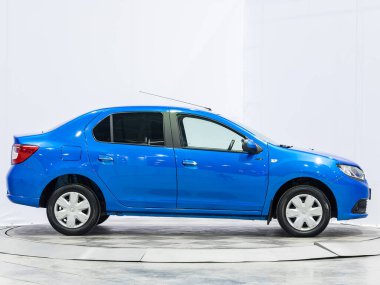 Novosibirsk, Rusya - 15 Temmuz 2021: Mavi Renault Logan, yan görüş. Otoparktaki popüler araba.