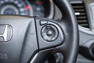 Novosibirsk, Rusya - 21 Temmuz 2021: Honda CR-V, ses kontrolü olan modern bir arabanın içi