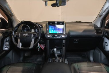 Novosibirsk, Rusya - 21 Temmuz 2021: Toyota Land Cruiser Prado, logo, hız göstergesi ve takhomete ile direksiyon simidi
