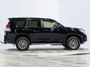 Novosibirsk, Rusya - 21 Temmuz 2021: Toyota Land Cruiser Prado, yan görüş. Otoparktaki popüler araba.