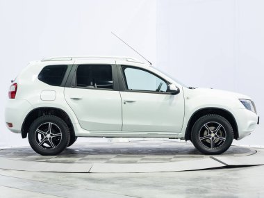 Novosibirsk, Rusya - 21 Temmuz 2021: Nissan Terrano, yan görüş. Otoparktaki popüler araba.