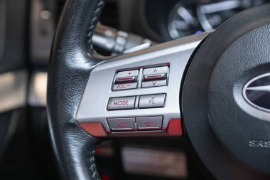 Novosibirsk, Rusya - 21 Temmuz 2021: Subaru Outback, ses kontrol düğmesi olan modern bir arabanın içi