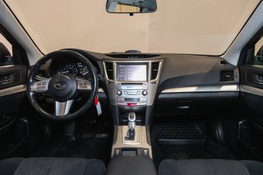 Novosibirsk, Rusya - 21 Temmuz 2021: Subaru Outback, Otomatik şanzımanlı yeni modern SUV arabasının içi, Dashyaban domuzu