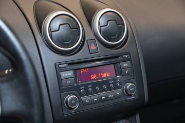 Novosibirsk, Rusya - 21 Temmuz 2021: Nissan Qashqai, Car ses sistemi konsepti. Arabada müzik çalar. 