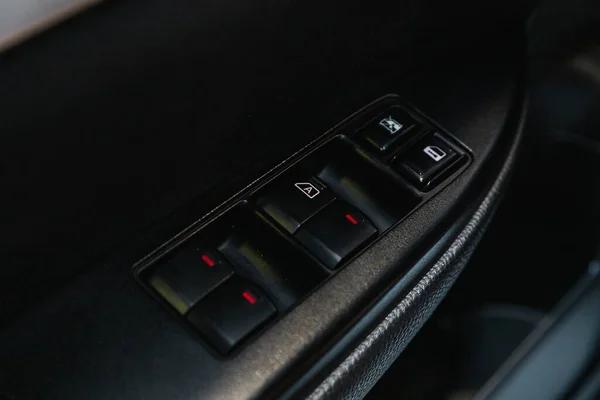 2021年7月21日 Subaru Outback Arm Rest Window Control Panel Door Lock — 图库照片