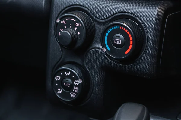 2021年7月21日 俄罗斯诺沃西别尔斯克 丰田收件箱 装有空调按钮的黑色细节 装有汽车内部温度信息的仪表盘 — 图库照片