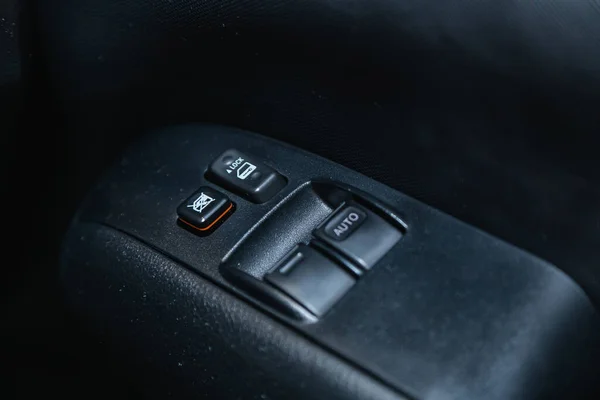 2021年7月21日 俄罗斯诺沃西别尔斯克 丰田质子箱 关闭了一辆新车的门控面板 扶手休息与窗口控制面板 门锁按钮 和镜像控制 — 图库照片