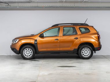 Novosibirsk, Rusya - 15 Temmuz 2021: Turuncu Renault Duster, yan görüş. Otoparktaki popüler araba.