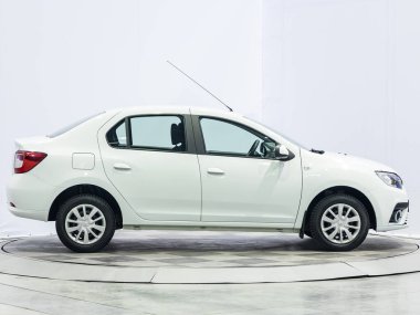 Novosibirsk, Rusya - 15 Temmuz 2021: beyaz Renault Logan, yan görüş. Otoparktaki popüler araba.