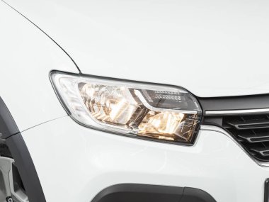 Novosibirsk, Rusya - 15 Temmuz 2021 Renault Logan Kavşağı, arabanın farlarını kapatın. Dış görünüm kapatma ayrıntısı